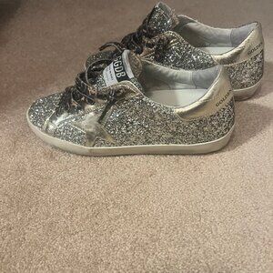 Golden Goose Super-Stars in platinum-colored glitter with star and heel leopard
